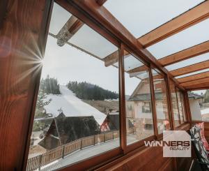 EXKLUZÍVNE Vám ponúkame na predaj dvojpodlažnú rekreačnú chatu s moderným interiérom v časti obce Litmanová