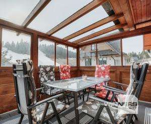 EXKLUZÍVNE Vám ponúkame na predaj dvojpodlažnú rekreačnú chatu s moderným interiérom v časti obce Litmanová