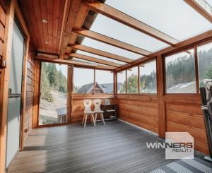 EXKLUZÍVNE Vám ponúkame na predaj dvojpodlažnú rekreačnú chatu s moderným interiérom v časti obce Litmanová