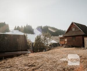EXKLUZÍVNE Vám ponúkame na predaj dvojpodlažnú rekreačnú chatu s moderným interiérom v časti obce Litmanová