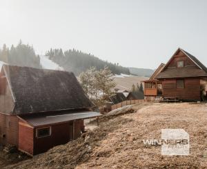 EXKLUZÍVNE Vám ponúkame na predaj dvojpodlažnú rekreačnú chatu s moderným interiérom v časti obce Litmanová