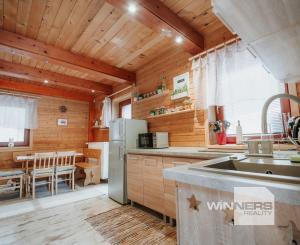 EXKLUZÍVNE Vám ponúkame na predaj dvojpodlažnú rekreačnú chatu s moderným interiérom v časti obce Litmanová