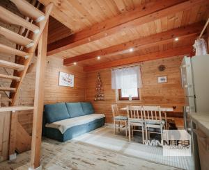 EXKLUZÍVNE Vám ponúkame na predaj dvojpodlažnú rekreačnú chatu s moderným interiérom v časti obce Litmanová