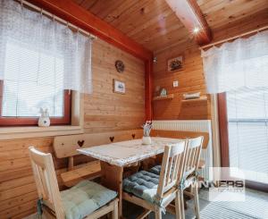 EXKLUZÍVNE Vám ponúkame na predaj dvojpodlažnú rekreačnú chatu s moderným interiérom v časti obce Litmanová