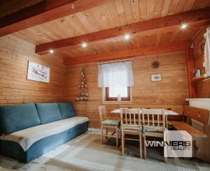 EXKLUZÍVNE Vám ponúkame na predaj dvojpodlažnú rekreačnú chatu s moderným interiérom v časti obce Litmanová