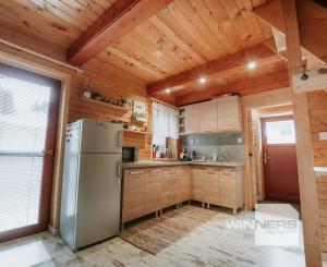 EXKLUZÍVNE Vám ponúkame na predaj dvojpodlažnú rekreačnú chatu s moderným interiérom v časti obce Litmanová