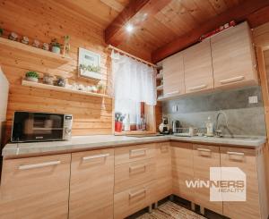 EXKLUZÍVNE Vám ponúkame na predaj dvojpodlažnú rekreačnú chatu s moderným interiérom v časti obce Litmanová