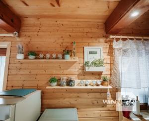 EXKLUZÍVNE Vám ponúkame na predaj dvojpodlažnú rekreačnú chatu s moderným interiérom v časti obce Litmanová