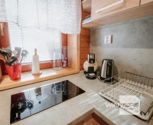 EXKLUZÍVNE Vám ponúkame na predaj dvojpodlažnú rekreačnú chatu s moderným interiérom v časti obce Litmanová