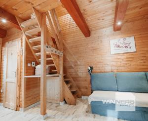 EXKLUZÍVNE Vám ponúkame na predaj dvojpodlažnú rekreačnú chatu s moderným interiérom v časti obce Litmanová