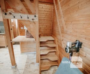 EXKLUZÍVNE Vám ponúkame na predaj dvojpodlažnú rekreačnú chatu s moderným interiérom v časti obce Litmanová