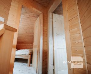 EXKLUZÍVNE Vám ponúkame na predaj dvojpodlažnú rekreačnú chatu s moderným interiérom v časti obce Litmanová