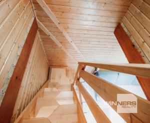 EXKLUZÍVNE Vám ponúkame na predaj dvojpodlažnú rekreačnú chatu s moderným interiérom v časti obce Litmanová