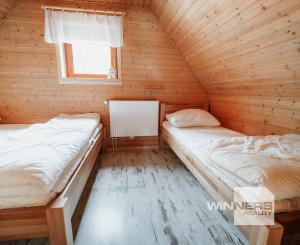 EXKLUZÍVNE Vám ponúkame na predaj dvojpodlažnú rekreačnú chatu s moderným interiérom v časti obce Litmanová