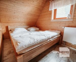 EXKLUZÍVNE Vám ponúkame na predaj dvojpodlažnú rekreačnú chatu s moderným interiérom v časti obce Litmanová