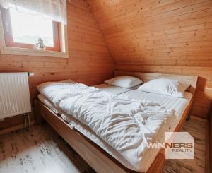 EXKLUZÍVNE Vám ponúkame na predaj dvojpodlažnú rekreačnú chatu s moderným interiérom v časti obce Litmanová