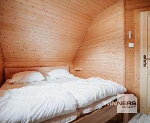 EXKLUZÍVNE Vám ponúkame na predaj dvojpodlažnú rekreačnú chatu s moderným interiérom v časti obce Litmanová