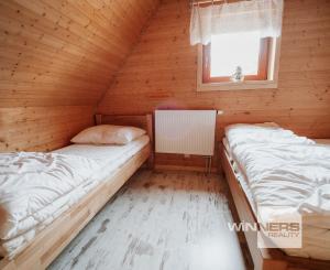 EXKLUZÍVNE Vám ponúkame na predaj dvojpodlažnú rekreačnú chatu s moderným interiérom v časti obce Litmanová