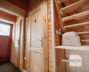 EXKLUZÍVNE Vám ponúkame na predaj dvojpodlažnú rekreačnú chatu s moderným interiérom v časti obce Litmanová