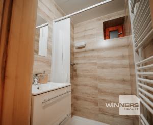 EXKLUZÍVNE Vám ponúkame na predaj dvojpodlažnú rekreačnú chatu s moderným interiérom v časti obce Litmanová