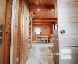 EXKLUZÍVNE Vám ponúkame na predaj dvojpodlažnú rekreačnú chatu s moderným interiérom v časti obce Litmanová