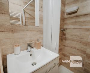 EXKLUZÍVNE Vám ponúkame na predaj dvojpodlažnú rekreačnú chatu s moderným interiérom v časti obce Litmanová