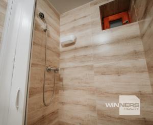 EXKLUZÍVNE Vám ponúkame na predaj dvojpodlažnú rekreačnú chatu s moderným interiérom v časti obce Litmanová