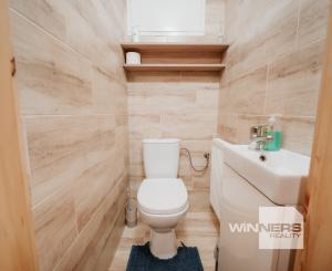 EXKLUZÍVNE Vám ponúkame na predaj dvojpodlažnú rekreačnú chatu s moderným interiérom v časti obce Litmanová