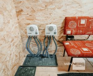 EXKLUZÍVNE Vám ponúkame na predaj dvojpodlažnú rekreačnú chatu s moderným interiérom v časti obce Litmanová