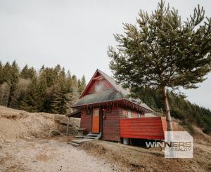 EXKLUZÍVNE Vám ponúkame na predaj dvojpodlažnú rekreačnú chatu s moderným interiérom v časti obce Litmanová