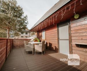 EXKLUZÍVNE Vám ponúkame na predaj dvojpodlažnú rekreačnú chatu s moderným interiérom v časti obce Litmanová