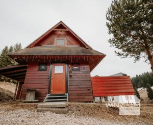 EXKLUZÍVNE Vám ponúkame na predaj dvojpodlažnú rekreačnú chatu s moderným interiérom v časti obce Litmanová