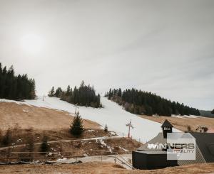 EXKLUZÍVNE Vám ponúkame na predaj dvojpodlažnú rekreačnú chatu s moderným interiérom v časti obce Litmanová