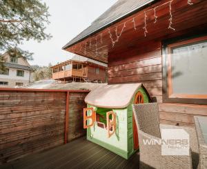 EXKLUZÍVNE Vám ponúkame na predaj dvojpodlažnú rekreačnú chatu s moderným interiérom v časti obce Litmanová