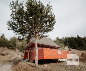 EXKLUZÍVNE Vám ponúkame na predaj dvojpodlažnú rekreačnú chatu s moderným interiérom v časti obce Litmanová