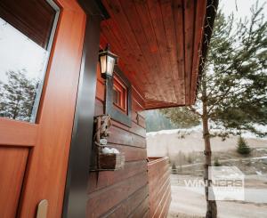 EXKLUZÍVNE Vám ponúkame na predaj dvojpodlažnú rekreačnú chatu s moderným interiérom v časti obce Litmanová