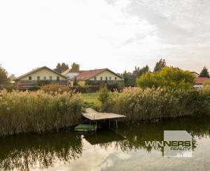 Ponúkame na predaj 4-izbový  mezonetový byt pri jazere v rodinnom dome  s parkovaním