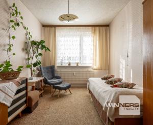 REZERVOVANÉ - Na predaj 3-izbový byt s loggiou – sídlisko Drieňová, Banská Štiavnica