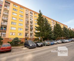 REZERVOVANÉ - Na predaj 3-izbový byt s loggiou – sídlisko Drieňová, Banská Štiavnica