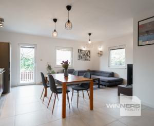 Ponúkame na predaj 4-izbový  mezonetový byt pri jazere v rodinnom dome  s parkovaním