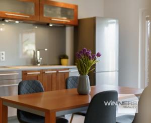 Ponúkame na predaj 4-izbový  mezonetový byt pri jazere v rodinnom dome  s parkovaním