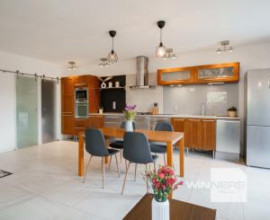 Ponúkame na predaj 4-izbový  mezonetový byt pri jazere v rodinnom dome  s parkovaním