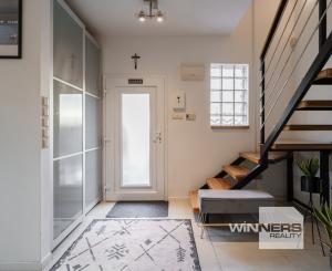 Ponúkame na predaj 4-izbový  mezonetový byt pri jazere v rodinnom dome  s parkovaním