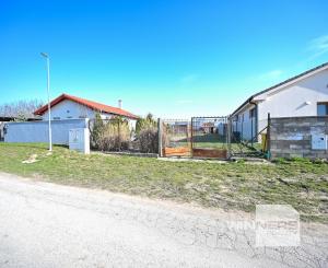 PREDAJ, stavebný pozemok 428 m², Ružindol, Trnava