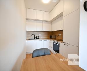 REZERVOVANÉ - PREDAJ, 2-IZBOVÝ BYT 46 m², TERASA 14 m², PARKOVACIE MIESTO 13 m², KOŠOLNÁ, OKRES TRNAVA