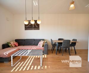 REZERVOVANÉ - PREDAJ, 2-IZBOVÝ BYT 46 m², TERASA 14 m², PARKOVACIE MIESTO 13 m², KOŠOLNÁ, OKRES TRNAVA