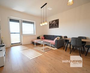 REZERVOVANÉ - PREDAJ, 2-IZBOVÝ BYT 46 m², TERASA 14 m², PARKOVACIE MIESTO 13 m², KOŠOLNÁ, OKRES TRNAVA