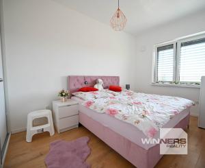 REZERVOVANÉ - PREDAJ, 2-IZBOVÝ BYT 46 m², TERASA 14 m², PARKOVACIE MIESTO 13 m², KOŠOLNÁ, OKRES TRNAVA