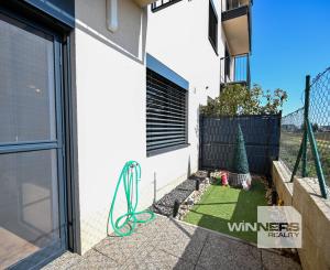 REZERVOVANÉ - PREDAJ, 2-IZBOVÝ BYT 46 m², TERASA 14 m², PARKOVACIE MIESTO 13 m², KOŠOLNÁ, OKRES TRNAVA