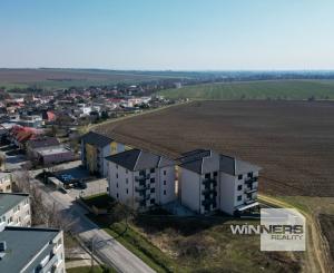 REZERVOVANÉ - PREDAJ, 2-IZBOVÝ BYT 46 m², TERASA 14 m², PARKOVACIE MIESTO 13 m², KOŠOLNÁ, OKRES TRNAVA